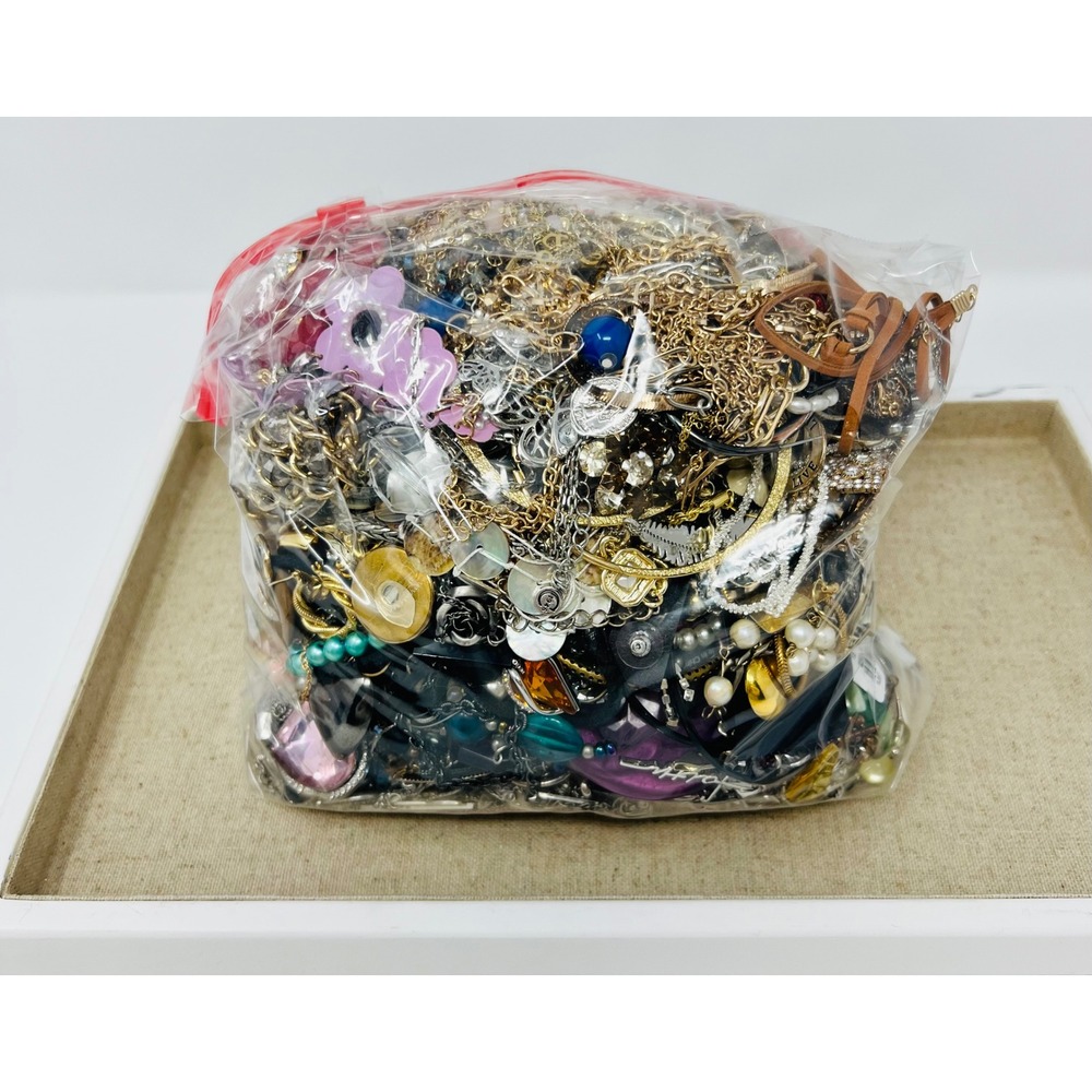 Vintage & Modern Gold & Silver Tone Mixed Metal Scrap/Wearable Jewelry Lot 9LBs - Picture 2 of 14